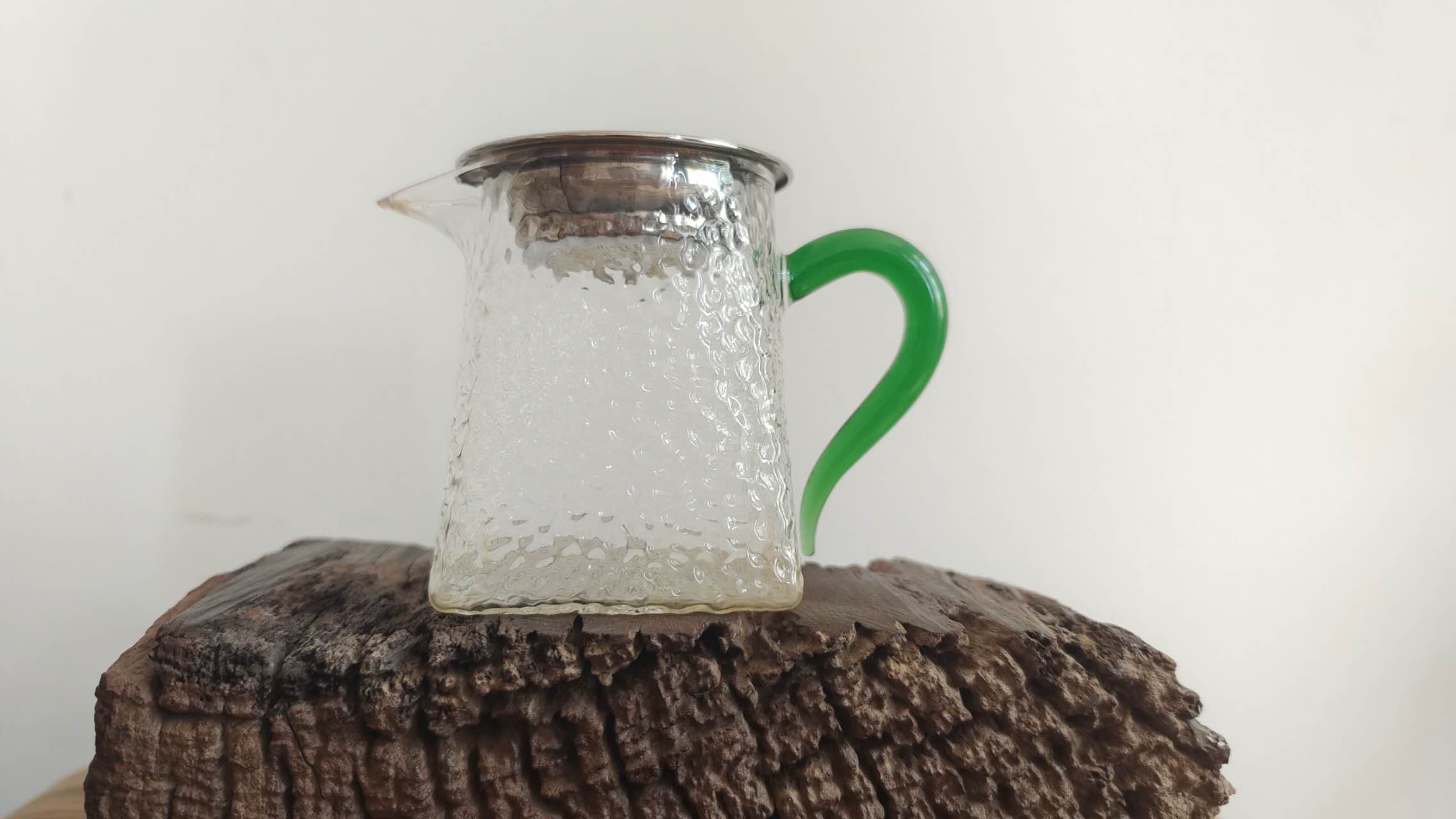 Gongdaobei aus gehämmertem, halb durchsichtigem Glas mit grünem Griff