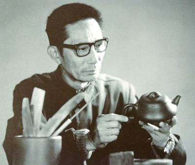 Gu Jingzhou mit einer Kanne